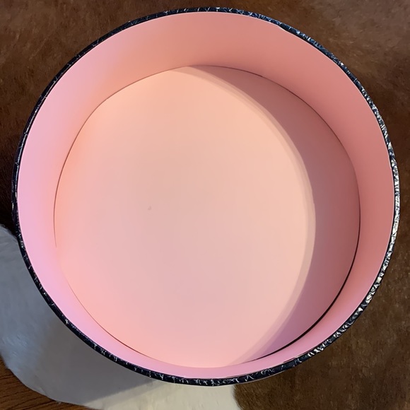 Victoria’s Secret slipper bin display - Picture 3 of 15